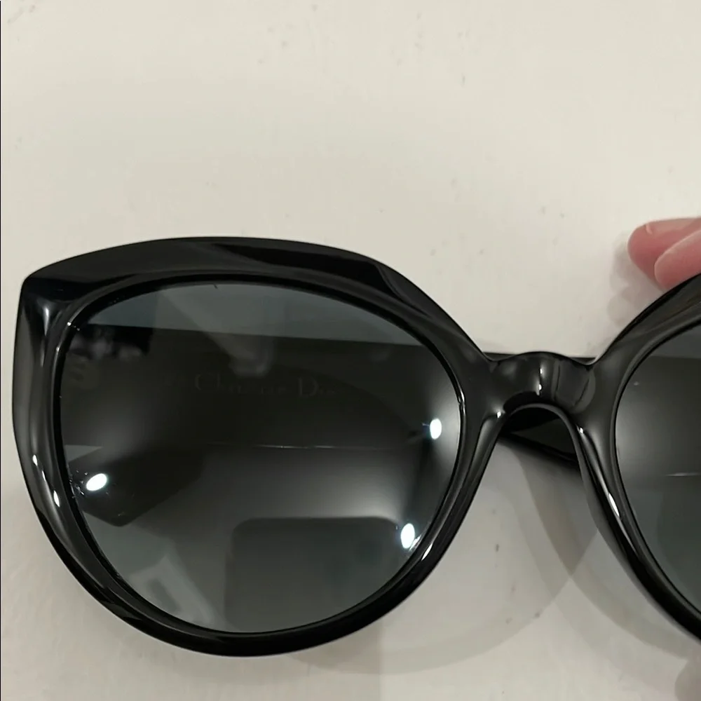 Authentic Dior Black Oversized Cat-Eye Sunglasses - Picture 4 of 7